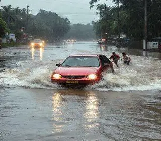 carro arrastado por enxurrada