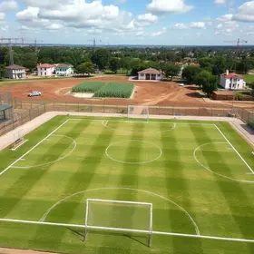 construção de campo de futebol e praça no Jardim Acácia