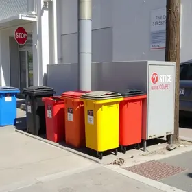 Sesp realiza a instalação de 30 papeleiras na Rua Sales Barbosa